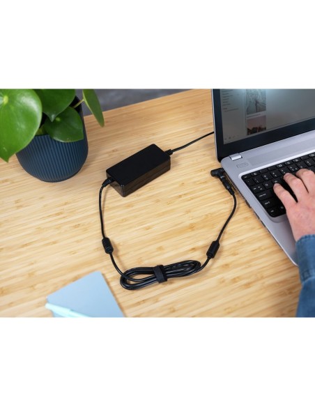 ADAPTADOR CORRIENTE TRUST PORTATIL CHARGER 19V-70W 6 CONECTORES